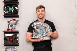 MrBeast nhận n&uacute;t 'B&aacute;o đen' độc nhất từ YouTube sau cột mốc lịch sử