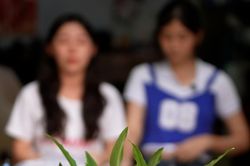 Ca sĩ Việt 15 tuổi: 'Tôi hoảng sợ mỗi khi giám đốc dọa dẫm'