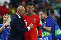 HLV Bồ Đào Nha bảo vệ Ronaldo trước làn sóng chỉ trích