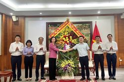 L&atilde;nh đạo th&agrave;nh phố H&agrave; Nội ch&uacute;c mừng Bộ VHTTDL nh&acirc;n kỷ niệm 101 năm Ng&agrave;y B&aacute;o ch&iacute; C&aacute;ch mạng Việt Nam