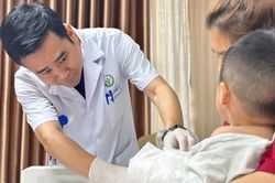 Nối thành công bàn tay gần đứt rời cho bé trai 22 tháng tuổi