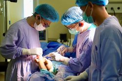 Bệnh viện K thay khớp tăng trưởng nhân tạo cứu chân bé trai 6 tuổi bị ung thư xương