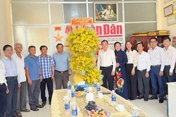 L&atilde;nh đạo tỉnh Vĩnh Long thăm v&agrave; ch&uacute;c mừng Văn ph&ograve;ng thường tr&uacute; B&aacute;o Nh&acirc;n D&acirc;n