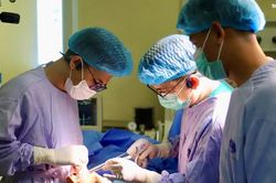 Bệnh nhi 6 tuổi mắc ung thư xương được thay khớp tăng trưởng nh&acirc;n tạo đầu ti&ecirc;n tại Bệnh viện K
