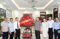 L&atilde;nh đạo tỉnh Tuy&ecirc;n Quang ch&uacute;c mừng Văn ph&ograve;ng Đại diện B&aacute;o Nh&acirc;n D&acirc;n tại Tuy&ecirc;n Quang