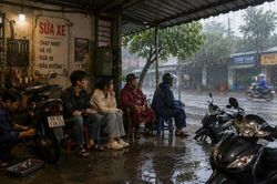 Mái hiên trong cơn mưa