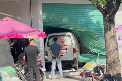 Xe van t&ocirc;ng sập cửa cuốn si&ecirc;u thị mini ở TPHCM