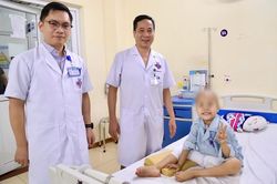 Cứu đôi chân bé 6 tuổi mắc ung thư xương bằng khớp nhân tạo đặc biệt