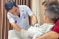Nối lại bàn tay gần đứt rời cho bé trai bị tai nạn máy dập