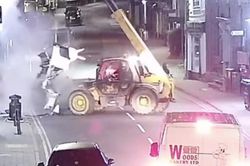 Lái xe nâng giật sập mặt tiền, bứng gọn máy ATM của ngân hàng tại Anh