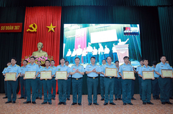 Qu&acirc;n chủng Ph&ograve;ng kh&ocirc;ng-Kh&ocirc;ng qu&acirc;n tổ chức Diễn tập chỉ huy-tham mưu một b&ecirc;n, hai cấp