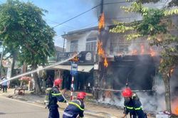 Hỏa hoạn b&ugrave;ng ph&aacute;t dữ dội tại nh&agrave; d&acirc;n tr&ecirc;n đường Nguyễn Tất Th&agrave;nh ở Huế