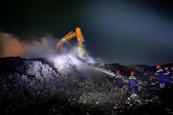 Khống chế vụ ch&aacute;y tại Khu xử l&yacute; chất thải rắn Nghĩa Kỳ