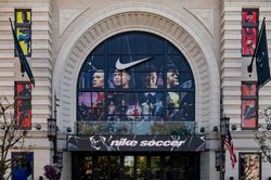 Nike chọn World Cup làm bệ phóng đối đầu với Adidas để vực dậy thương hiệu