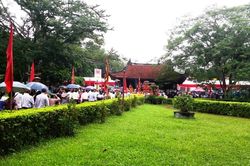 Ch&iacute;nh điện Lam Kinh h&uacute;t du kh&aacute;ch sau phục dựng