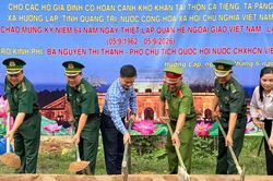 Khởi công xây dựng nhà 'Nghĩa tình biên giới Việt Nam - Lào' cho các hộ khó khăn