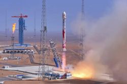 Tên lửa Trung Quốc phát nổ trong không gian ngay sát vị trí vệ tinh Starlink