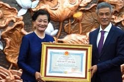 Lễ trao tặng Hu&acirc;n chương Hữu nghị cho b&agrave; Chea Kimtha, nguy&ecirc;n Đại sứ Campuchia tại Việt Nam