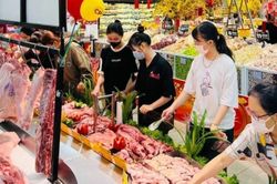 Gi&aacute; heo hơi h&ocirc;m nay 18/6: Đ&agrave; giảm k&eacute;o d&agrave;i tr&ecirc;n thị trường miền Trung v&agrave; miền Nam, dao động trong khoảng 62.000 - 68.000 đồng/kg