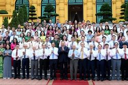 Hơn một thế kỷ song h&agrave;nh c&ugrave;ng d&acirc;n tộc