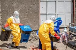 CHDC Congo ch&igrave;m trong khủng hoảng k&eacute;p: Dịch Ebola lan rộng giữa l&agrave;n đạn xung đột, LHQ ph&aacute;t đi cảnh b&aacute;o n&oacute;ng