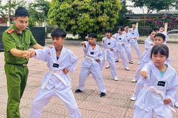 Công an xã mở lớp võ miễn phí cho trẻ em