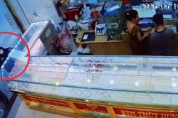 'Nữ quái' giả nam vào tiệm vàng cướp giật tài sản