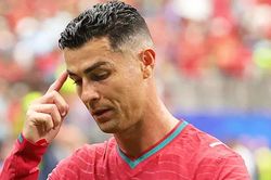 Ronaldo bị chế giễu khắp mạng x&atilde; hội