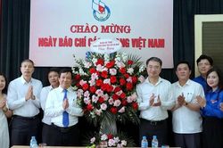 Anh Nguyễn Tường L&acirc;m tiếp lửa những người l&agrave;m b&aacute;o của Đo&agrave;n