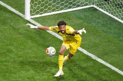 10 cầu thủ hay nhất lượt đầu World Cup: 'Cổ t&iacute;ch' gọi t&ecirc;n thủ m&ocirc;n Vozinha