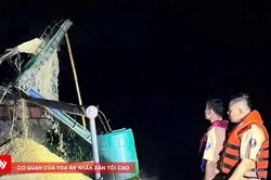 Bắt quả tang hai t&agrave;u khai th&aacute;c c&aacute;t tr&aacute;i ph&eacute;p tr&ecirc;n s&ocirc;ng Lam