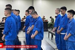 Hỗn chiến bằng gạch đ&aacute; sau m&agrave;n nẹt p&ocirc;, 17 bị c&aacute;o lĩnh &aacute;n