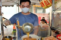 Quán bánh canh trong hẻm TPHCM đông kín khách sau khi được Michelin vinh danh