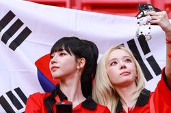 D&agrave;n CĐV xinh đẹp 'thi&ecirc;u đốt' kh&aacute;n đ&agrave;i World Cup