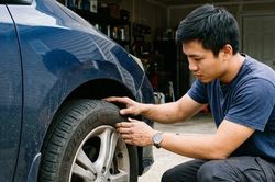 Kiểm tra độ sâu gai lốp: Hướng dẫn đơn giản giúp bạn lái xe an toàn