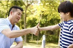 Vì sao trẻ càng được khen nhiều lại càng dễ tổn thương?