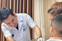 Phẫu thuật cấp cứu, nối liền bàn tay gần như đứt rời cho trẻ 22 tháng tuổi