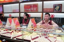 Giá vàng giao dịch quanh mức 151,3 triệu đồng, tỷ giá trung tâm giảm nhẹ