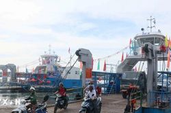 Đà Nẵng đưa cặp phà vỏ thép 30 tấn vào hoạt động