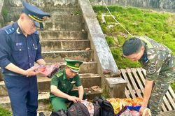 Bắt giữ gần một tấn thực phẩm nhập lậu không rõ nguồn gốc tại biên giới phía Bắc