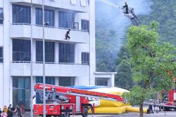 Diễn tập thực binh ứng ph&oacute; t&igrave;nh huống khẩn cấp về y tế quy m&ocirc; lớn