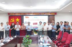 Chủ tịch UBND TP Hồ Ch&iacute; Minh thăm v&agrave; ch&uacute;c mừng đội ngũ người l&agrave;m b&aacute;o TTXVN