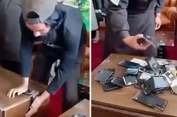 Taliban cấm quan chức sử dụng điện thoại th&ocirc;ng minh