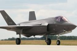 M&aacute;y bay chiến đấu F-35 lần đầu ti&ecirc;n gầm r&uacute; tr&ecirc;n bầu trời Ba Lan