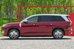 SUV dài gần 5,3 mét, công suất 795 mã lực, giá hơn 930 triệu đồng