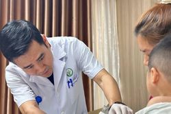 Cuộc chạy đua nghẹt thở cứu b&agrave;n tay gần đứt l&igrave;a của b&eacute; 22 th&aacute;ng tuổi