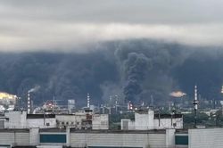Ukraine tung đòn UAV lớn chưa từng thấy vào Moscow, đánh trúng nhà máy lọc dầu chiến lược