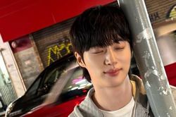 Byeon Woo Seok khoe vẻ ngoài chuẩn nam thần khi đến Hong Kong