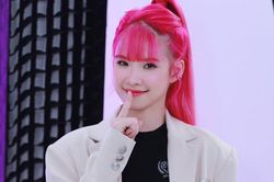Ca sĩ Khởi My lộ diện khiến mạng x&atilde; hội dậy s&oacute;ng
