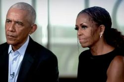 Michelle Obama gây ấn tượng với váy đen lệch vai sang trọng